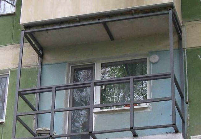Альтернативное остекление балкона оргстеклом вместо стекла Химки